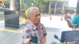 Sekretaris Pendiri Indonesian Audit Watch (IAW), Iskandar Sitorus saat diwawancarai sejumlah awak media di depan gedung KPK (Foto: Mediakarya)