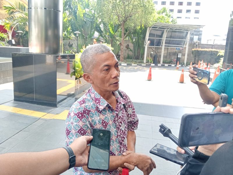 Sekretaris Pendiri Indonesian Audit Watch (IAW), Iskandar Sitorus saat diwawancarai sejumlah awak media di depan gedung KPK (Foto: Mediakarya)