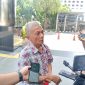 Sekretaris Pendiri Indonesian Audit Watch (IAW), Iskandar Sitorus saat diwawancarai sejumlah awak media di depan gedung KPK (Foto: Mediakarya)