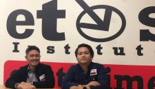 Direktur eksekutif ETOS Indonesia Institute , Iskandarsyah (kiri)