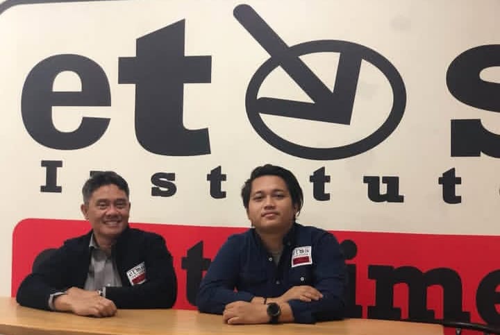 Direktur eksekutif ETOS Indonesia Institute , Iskandarsyah  (kiri)
