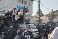 Ratusan massa dari Dewan Pimpinan Pusat Lembaga Swadaya Masyarakat Pemuda Mandiri Peduli Rakyat Indonesia (DPP LSM PMPRI) menggelar aksi unjuk rasa besar-besaran, Selasa (9/6/2026).