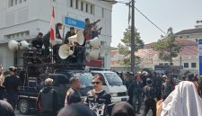 Ratusan massa dari Dewan Pimpinan Pusat Lembaga Swadaya Masyarakat Pemuda Mandiri Peduli Rakyat Indonesia (DPP LSM PMPRI) menggelar aksi unjuk rasa besar-besaran, Selasa (9/6/2026).