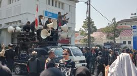 Ratusan massa dari Dewan Pimpinan Pusat Lembaga Swadaya Masyarakat Pemuda Mandiri Peduli Rakyat Indonesia (DPP LSM PMPRI) menggelar aksi unjuk rasa besar-besaran, Selasa (9/6/2026).
