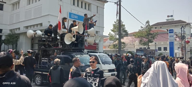 Ratusan massa dari Dewan Pimpinan Pusat Lembaga Swadaya Masyarakat Pemuda Mandiri Peduli Rakyat Indonesia (DPP LSM PMPRI) menggelar aksi unjuk rasa besar-besaran, Selasa (9/6/2026).