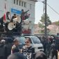 Ratusan massa dari Dewan Pimpinan Pusat Lembaga Swadaya Masyarakat Pemuda Mandiri Peduli Rakyat Indonesia (DPP LSM PMPRI) menggelar aksi unjuk rasa besar-besaran, Selasa (9/6/2026).