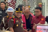 Mantan Kepala Badan Gizi Nasional (BGN), Dadan Hindayana saat  hendak digelandang ke mobil tahanan.