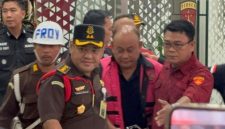 Mantan Kepala Badan Gizi Nasional (BGN), Dadan Hindayana saat  hendak digelandang ke mobil tahanan.