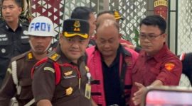 Mantan Kepala Badan Gizi Nasional (BGN), Dadan Hindayana saat  hendak digelandang ke mobil tahanan.