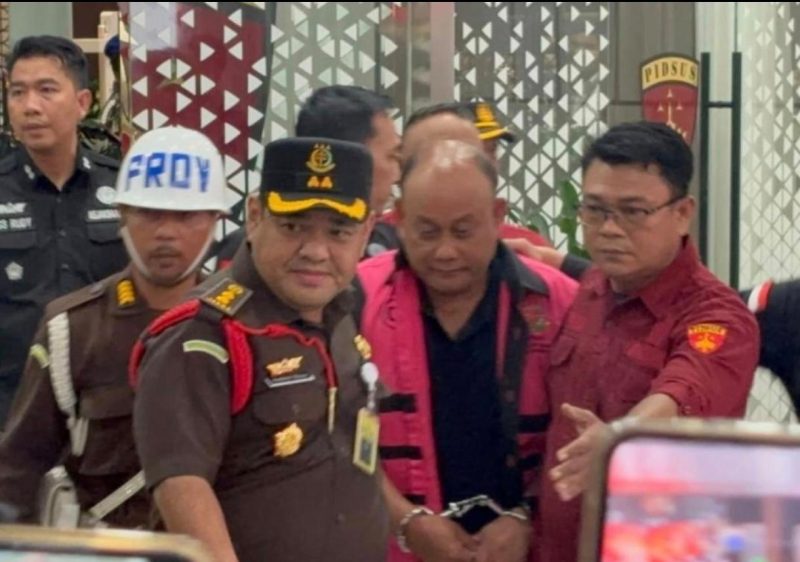 Mantan Kepala Badan Gizi Nasional (BGN), Dadan Hindayana saat  hendak digelandang ke mobil tahanan.