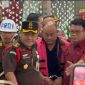 Mantan Kepala Badan Gizi Nasional (BGN), Dadan Hindayana saat  hendak digelandang ke mobil tahanan.