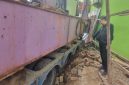 Kondisi truk pengangkut alat berat yang amblas di pintu masuk proyek Balai Patriot Kota Bekasi