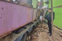 Kondisi truk pengangkut alat berat yang amblas di pintu masuk proyek Balai Patriot Kota Bekasi