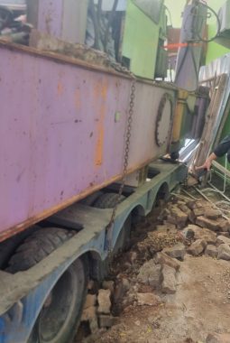 Kendaraan Pengangkut Alat Berat Amblas, Proyek Balai Patriot Terganggu