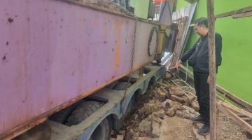 Kondisi truk pengangkut alat berat yang amblas di pintu masuk proyek Balai Patriot Kota Bekasi
