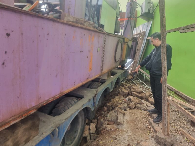 Kondisi truk pengangkut alat berat yang amblas di pintu masuk proyek Balai Patriot Kota Bekasi