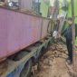 Kondisi truk pengangkut alat berat yang amblas di pintu masuk proyek Balai Patriot Kota Bekasi