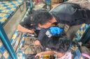 Petugas Dirpolairud Polda Metro Jaya saat mengungkap peredaran obat keras daftar G di Muara Baru, Jakarta Utara 
