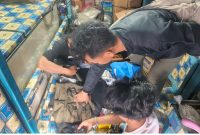 Petugas Dirpolairud Polda Metro Jaya saat mengungkap peredaran obat keras daftar G di Muara Baru, Jakarta Utara 