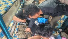 Petugas Dirpolairud Polda Metro Jaya saat mengungkap peredaran obat keras daftar G di Muara Baru, Jakarta Utara 