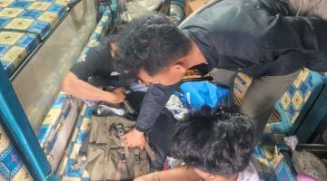 Petugas Dirpolairud Polda Metro Jaya saat mengungkap peredaran obat keras daftar G di Muara Baru, Jakarta Utara 