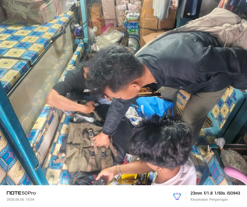 Petugas Dirpolairud Polda Metro Jaya saat mengungkap peredaran obat keras daftar G di Muara Baru, Jakarta Utara 