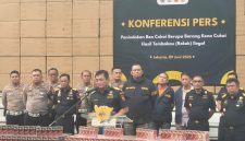Konferensi pers oleh Direktorat Jenderal Bea dan Cukai terkait ungkap rokok ilegal