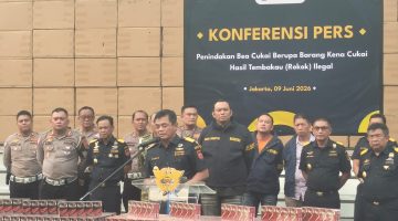 Konferensi pers oleh Direktorat Jenderal Bea dan Cukai terkait ungkap rokok ilegal