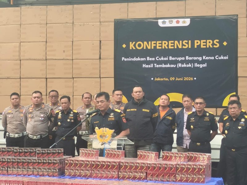 Konferensi pers oleh Direktorat Jenderal Bea dan Cukai terkait ungkap rokok ilegal