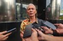 Sekretaris Pendidikan Indonesian Audit Watch (IAW), Iskandar Sitorus ketika diwawancara awak media di gedung KPK