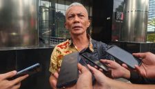 Sekretaris Pendidikan Indonesian Audit Watch (IAW), Iskandar Sitorus ketika diwawancara awak media di gedung KPK