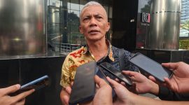 Sekretaris Pendidikan Indonesian Audit Watch (IAW), Iskandar Sitorus ketika diwawancara awak media di gedung KPK