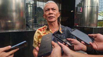 Sekretaris Pendidikan Indonesian Audit Watch (IAW), Iskandar Sitorus ketika diwawancara awak media di gedung KPK