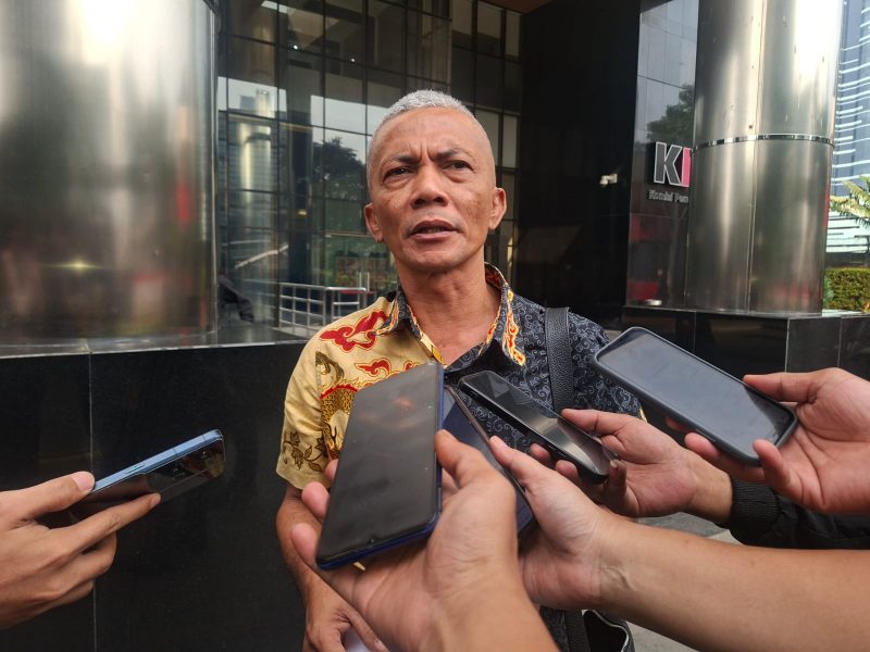 Sekretaris Pendidikan Indonesian Audit Watch (IAW), Iskandar Sitorus ketika diwawancara awak media di gedung KPK