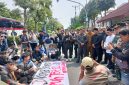 Ketua DPRD Kota Bekasi Sardi Efendi saat menemui masa aksi unjuk rasa dari Aliansi Mahasiswa Kota Bekasi 