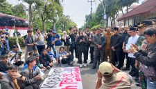 Ketua DPRD Kota Bekasi Sardi Efendi saat menemui masa aksi unjuk rasa dari Aliansi Mahasiswa Kota Bekasi