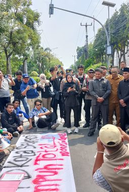 Bawa Isu Nasional, Aliansi Mahasiswa Kota Bekasi Geruduk DPRD