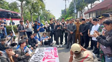 Ketua DPRD Kota Bekasi Sardi Efendi saat menemui masa aksi unjuk rasa dari Aliansi Mahasiswa Kota Bekasi 