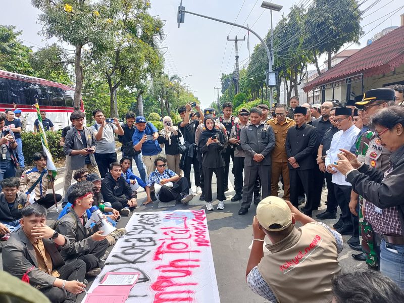 Ketua DPRD Kota Bekasi Sardi Efendi saat menemui masa aksi unjuk rasa dari Aliansi Mahasiswa Kota Bekasi 