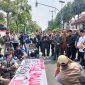 Ketua DPRD Kota Bekasi Sardi Efendi saat menemui masa aksi unjuk rasa dari Aliansi Mahasiswa Kota Bekasi 