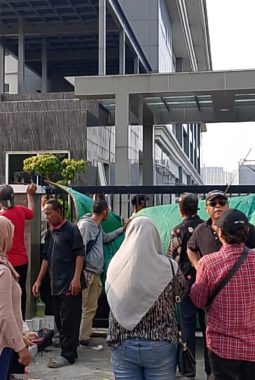 Warga Jatikarya Kembali Lakukan Aksi Di PN Bekasi