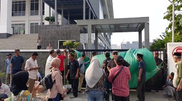 Warga Jatikarya Kembali Lakukan Aksi Di PN Bekasi, (foto; Mediakarya)