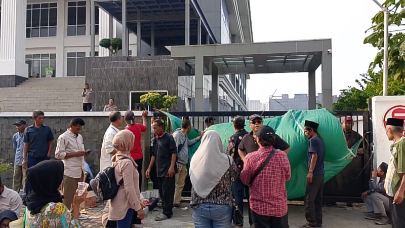 Warga Jatikarya Kembali Lakukan Aksi Di PN Bekasi, (foto; Mediakarya)