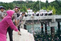 Kapolres Nias Selatan beserta PJU saat tabur bunga jelang HUT Bhayangkara ke 80