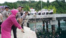 Kapolres Nias Selatan beserta PJU saat tabur bunga jelang HUT Bhayangkara ke 80