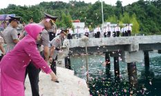 Jelang HUT Bhayangkara, Polres Nias Selatan Gelar Upacara Larung Bunga di Pelabuhan Baru