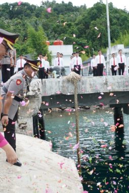 Jelang HUT Bhayangkara, Polres Nias Selatan Gelar Upacara Larung Bunga di Pelabuhan Baru
