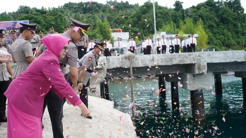 Kapolres Nias Selatan beserta PJU saat tabur bunga jelang HUT Bhayangkara ke 80