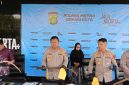 Kapolres Metro Bekasi Kota Kombes Pol Kusumo Wahyu Bintoro saat menunjukkan barang bukti pada kasus dua remaja tewas di got