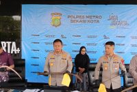 Kapolres Metro Bekasi Kota Kombes Pol Kusumo Wahyu Bintoro saat menunjukkan barang bukti pada kasus dua remaja tewas di got